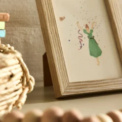 alinea Matelas Enfant|Déco Murale*Illustration encadrée motif Sarah en robe verte 12x17cm - bois clair