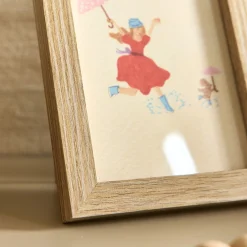 alinea Matelas Enfant|Déco Murale*Illustration encadrée motif Sarah en robe rouge 12x17cm - Bois clair