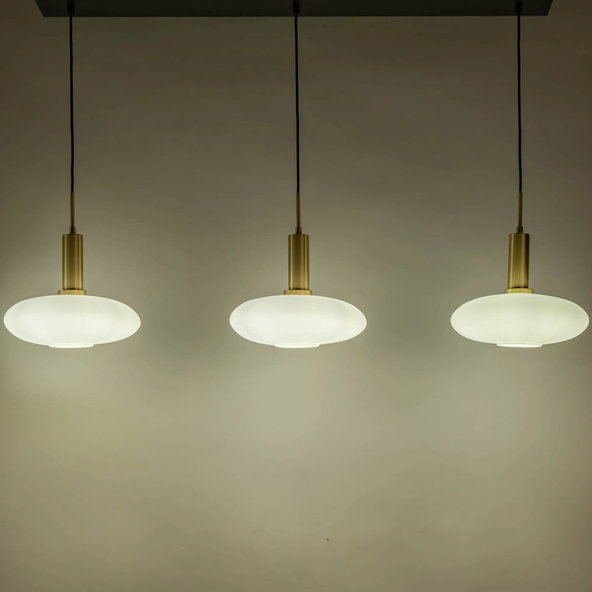 alinea Suspension Électrifiée*Suspension électrifiée à 3 globes en verre opalin H70cm - Blanc
